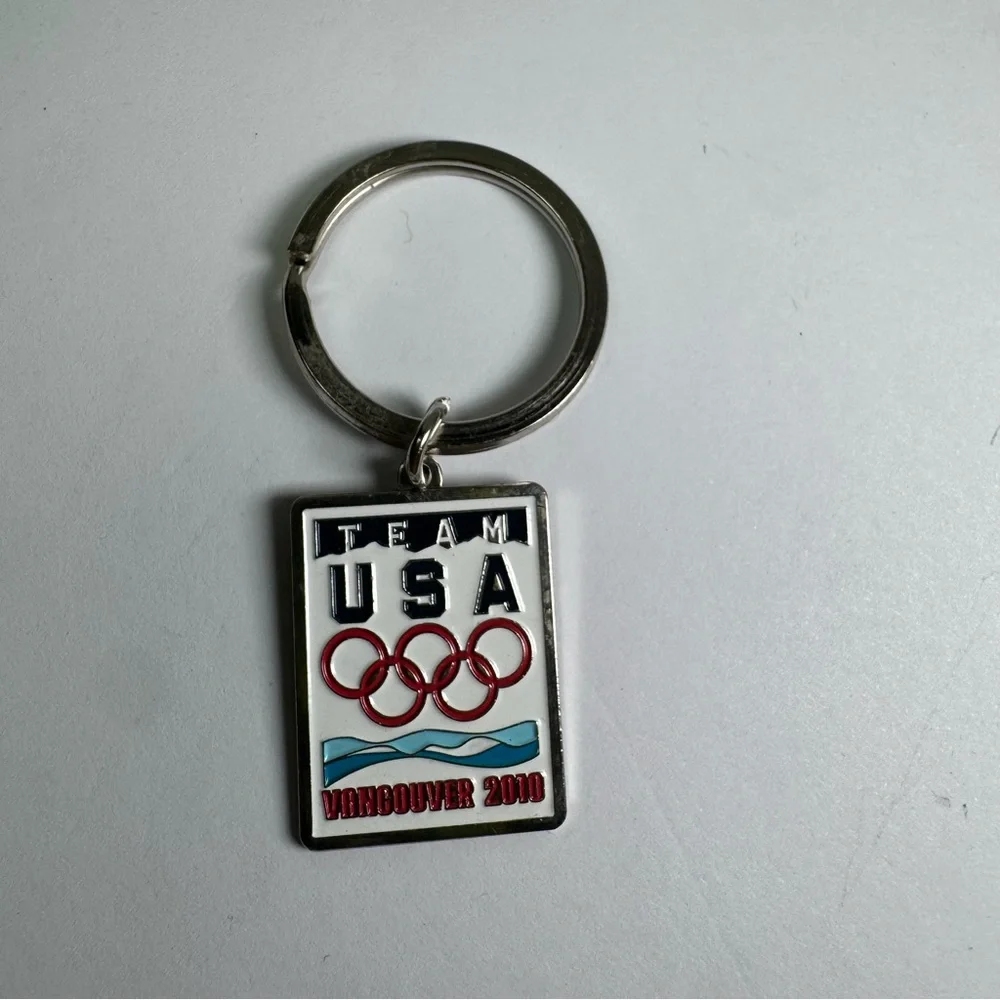 OLYMPIC Team USA Vancouver 2010  SilverTone Enamel Keychain Aminco Made In China